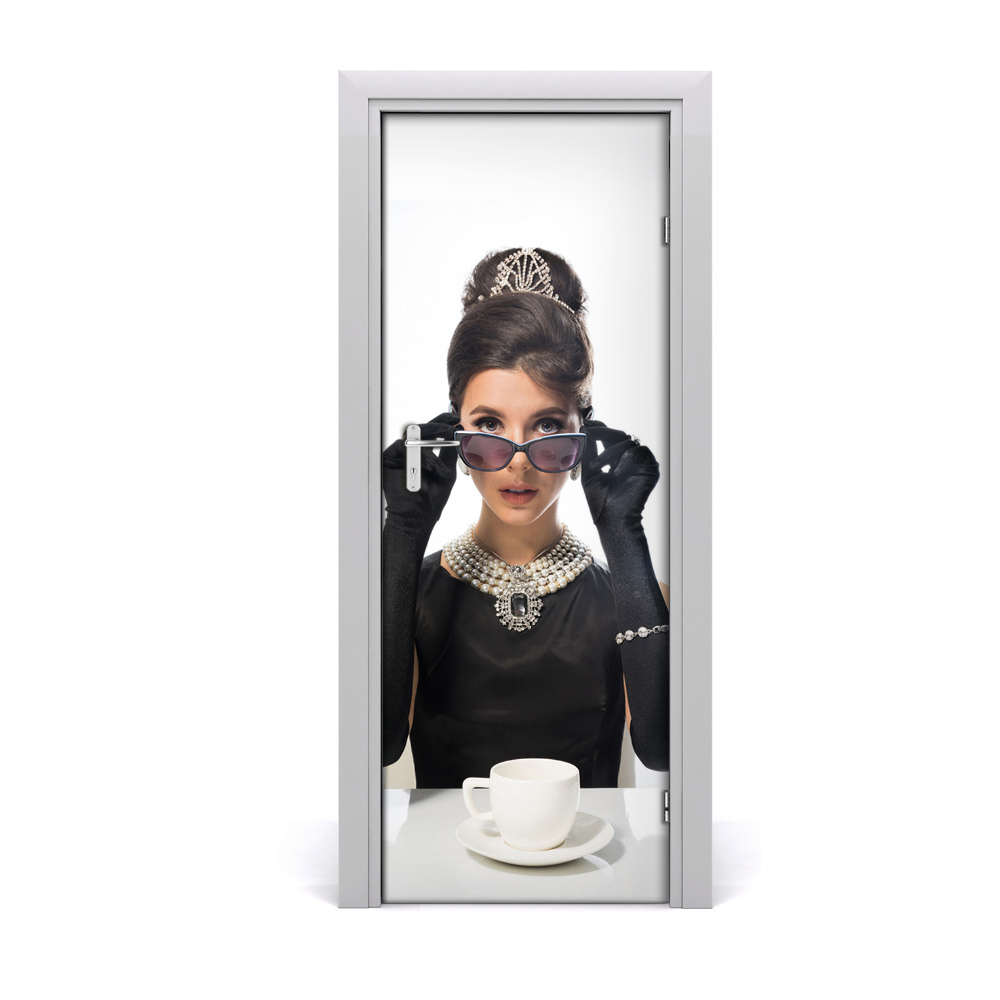 Fototapeta na dveře Žena obučena kao Audrey Hepburn