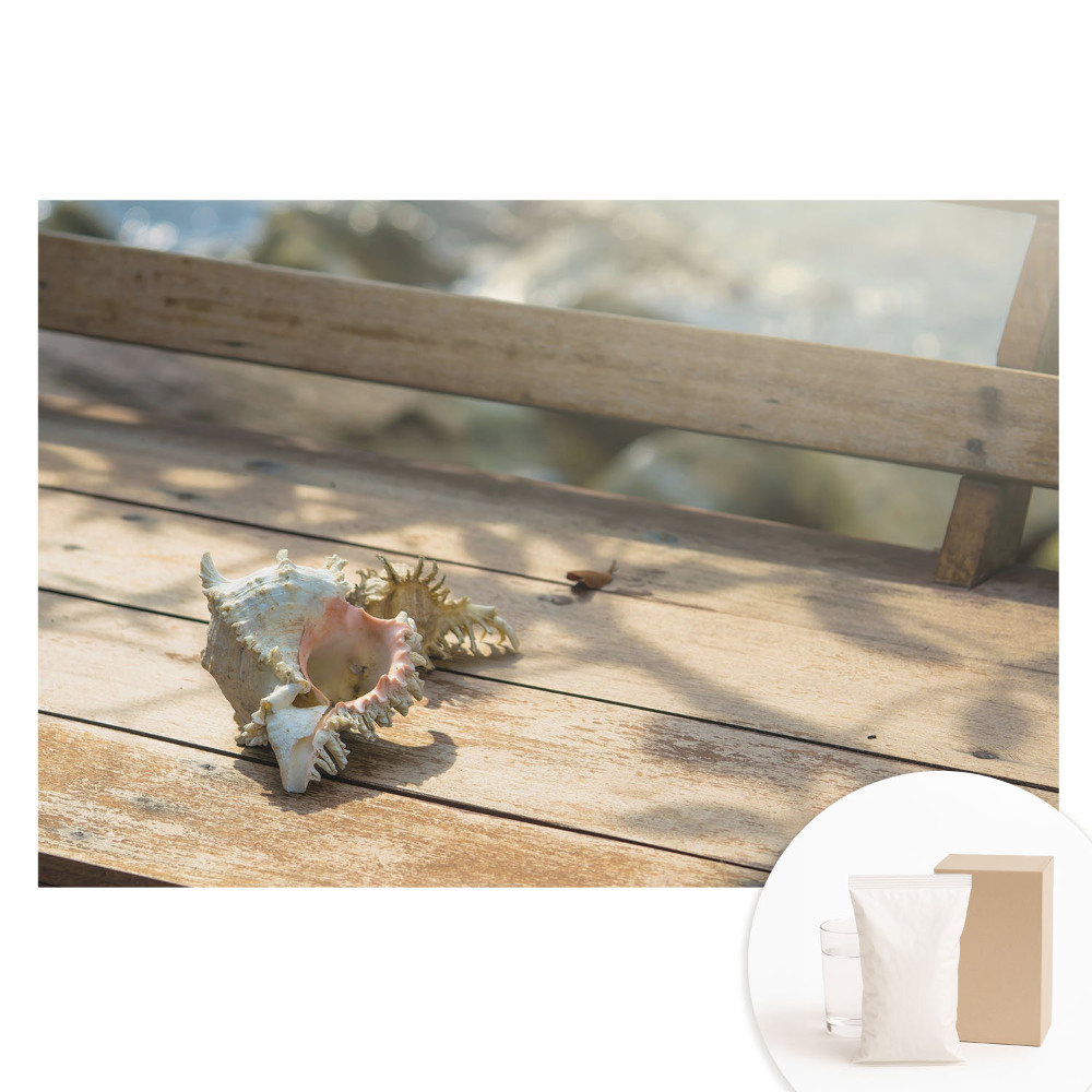 Netkaná tapeta Mušle na dřevěné lavici