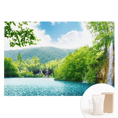 Fototapeta s potiskem na netkané textilii Vodopád mezi zelenými horami