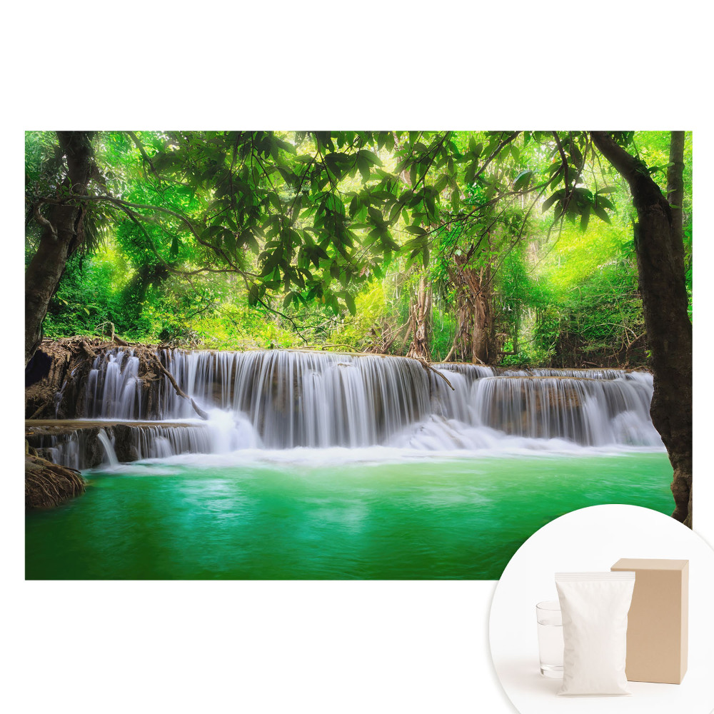 Netkaná tapeta s potiskem Vodopád obklopený zelení