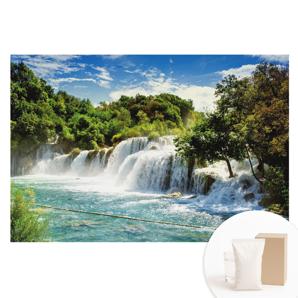 Netkaná tapeta s potiskem Vodopád v zelené krajině slunce