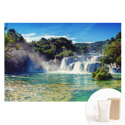 Netkaná fotografická tapeta Úžasný vodopád obklopený zelení