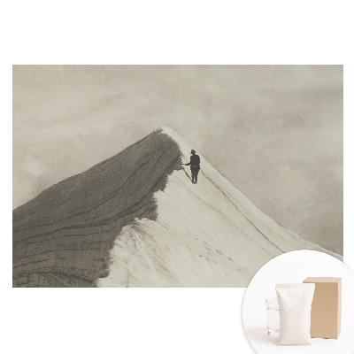 Netkaná tapeta s potiskem Vrchol hory a osamělý horolezec