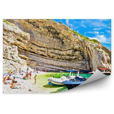 Fototapeta Skalnatá pláž lodě sráz turisté