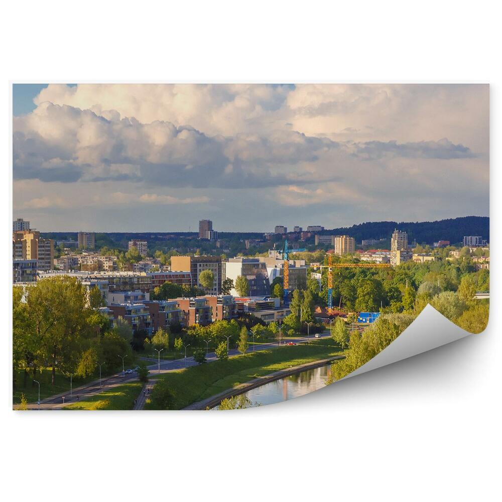 Fototapeta na zeď Pohled na Gediminasovu věž budovy mrakodrapy stromy řeka dlažba nebe mraky Vilnius