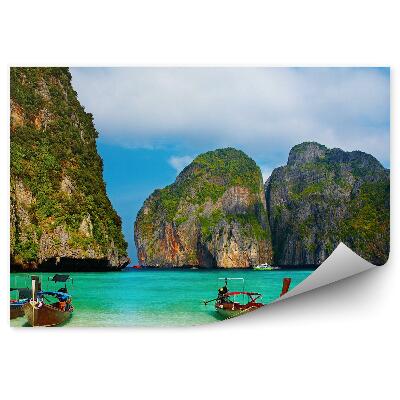 Samolepící fototapeta Lodě pláž záliv písek modrá voda ostrov skály