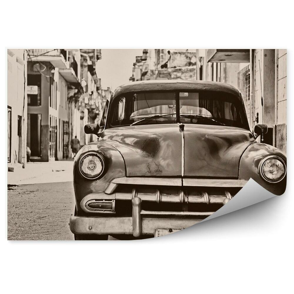Fototapeta Historické červené auto zaparkované na ulici černobíle