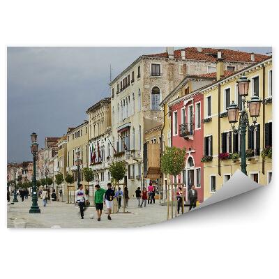 Samolepící fototapeta Město lidé barvy zatažená obloha