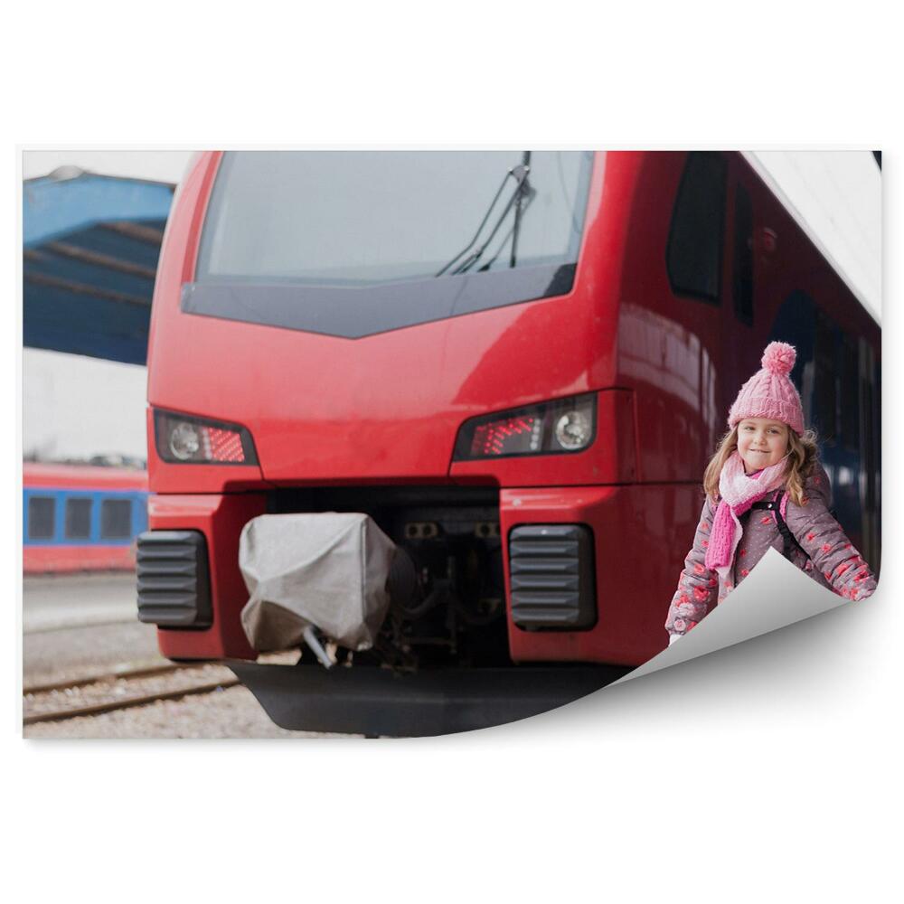 Fototapeta Dívka na nádraží vedle vlaku