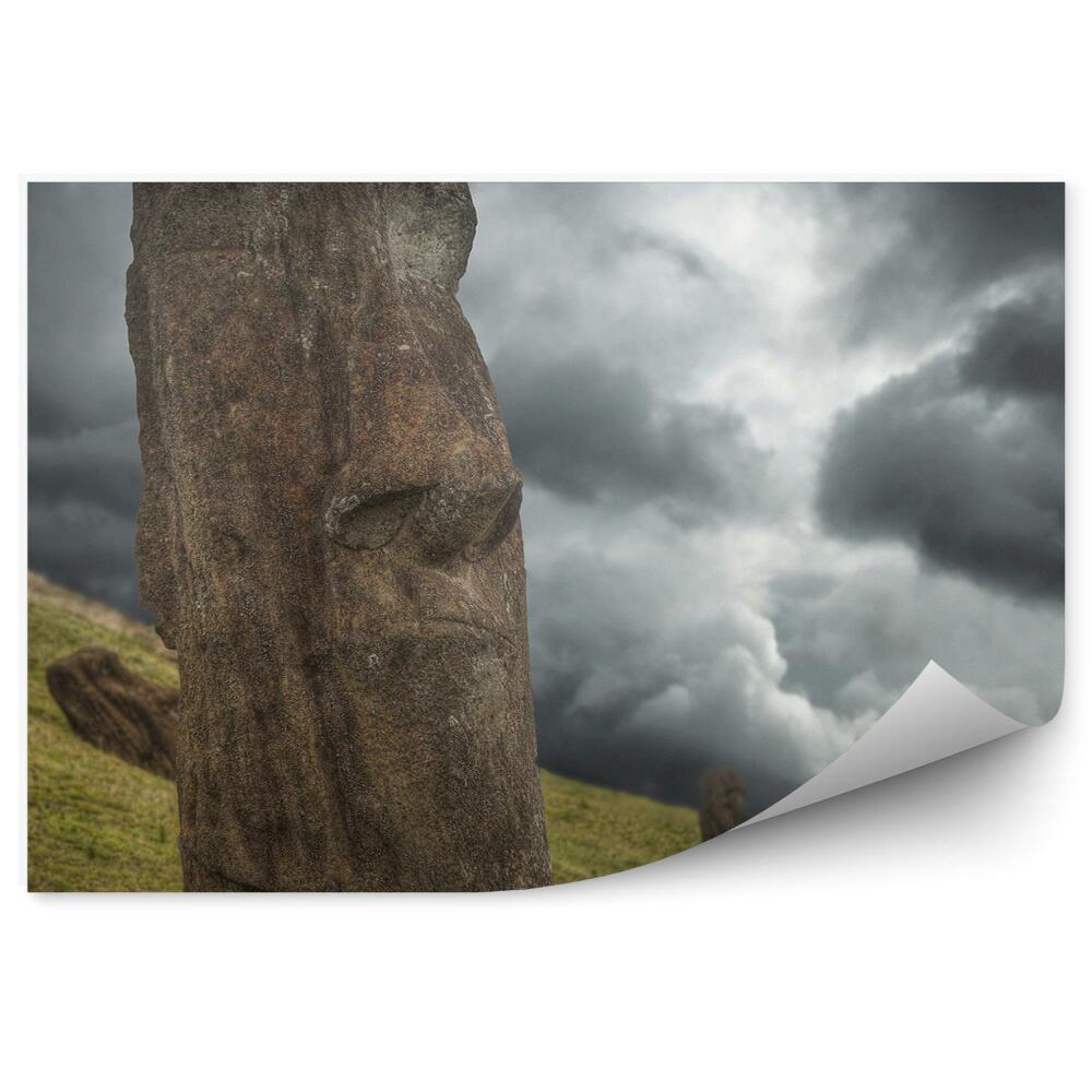 Samolepící fototapeta Velikonoční ostrov sochy hory zelená bouřka mraky