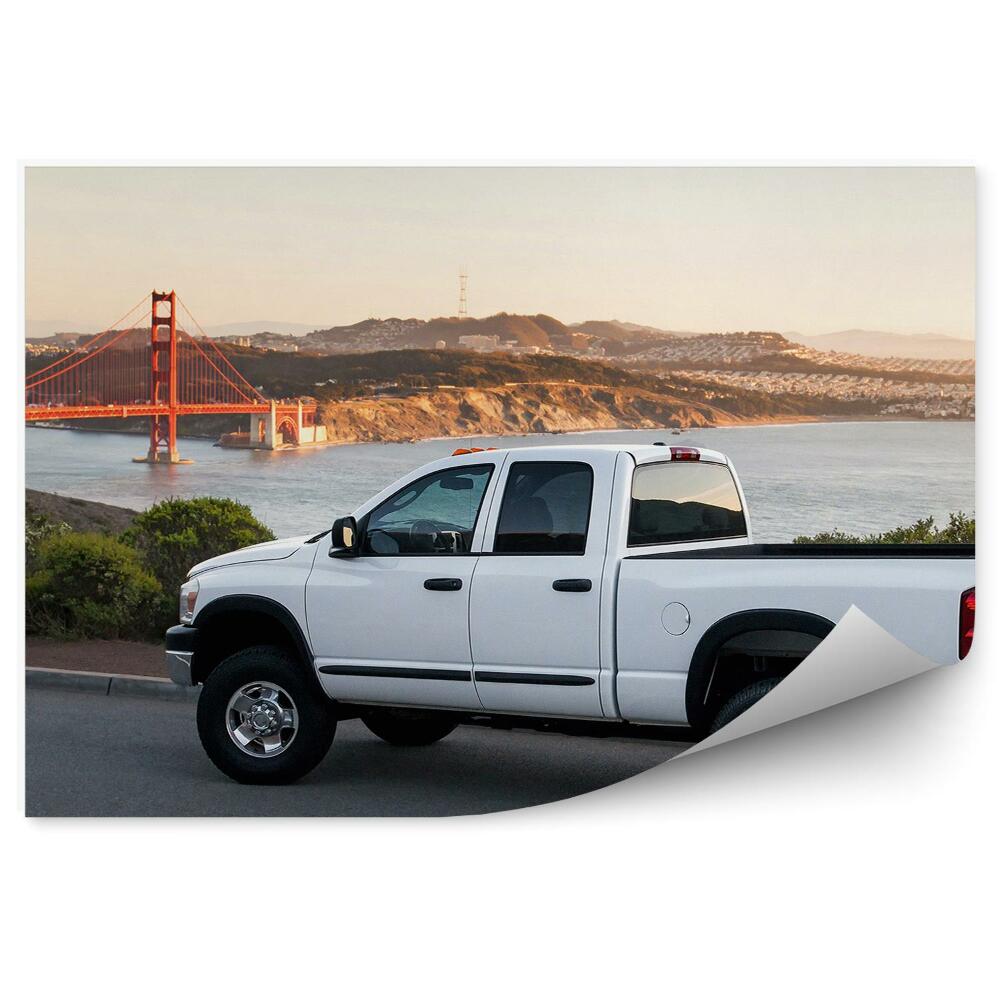Fototapeta na zeď Semi-truck pickup s Golden Gate Bridge v pozadí