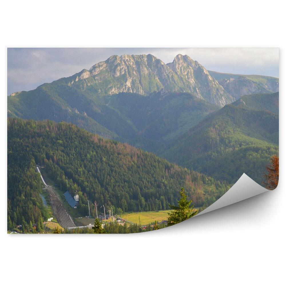 Samolepící fototapeta Wielka Krokiew Zakopane Giewontské hory jehličnaté stromy