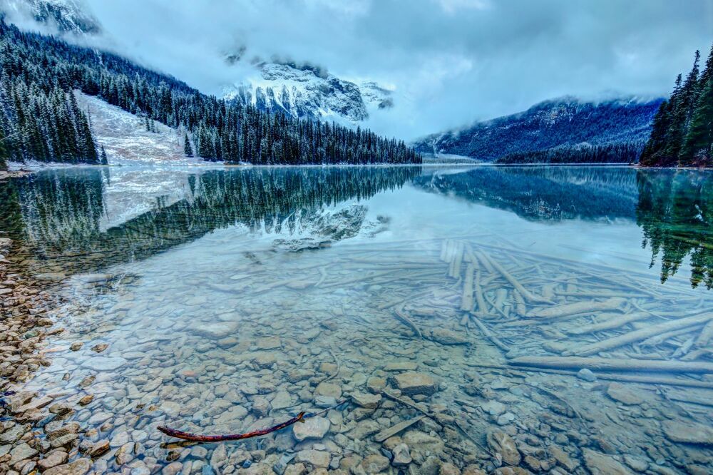 Fototapeta Jezero ve skalnatých horách