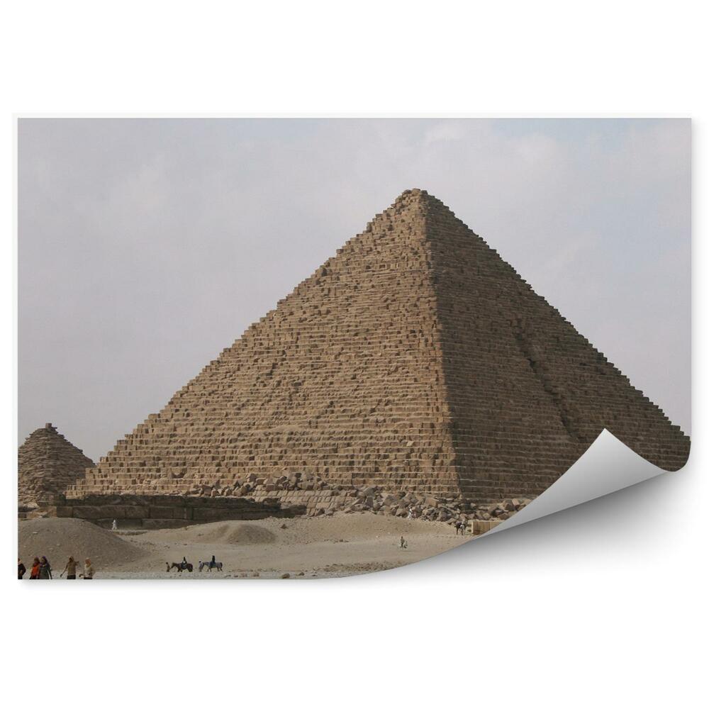 Fototapeta na zeď Pyramidy v Gíze Egypt turisté šedá obloha