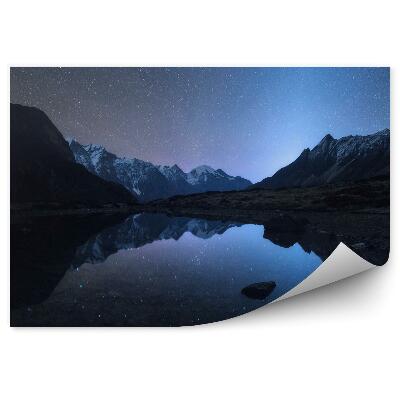 Samolepící fototapeta Hvězdná noc v Nepálu. Horská a jezerní krajina z vysokých skal