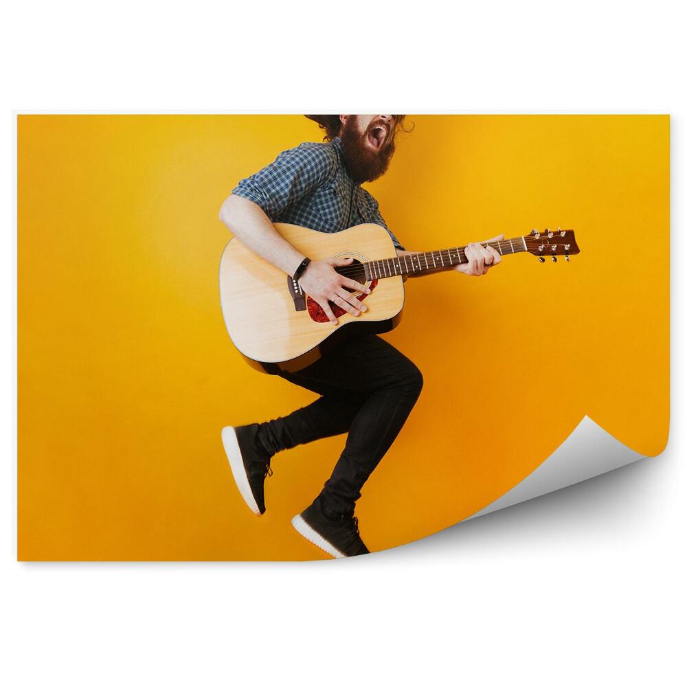 Samolepící fototapeta Vousatý muž s kytarou žluté pozadí