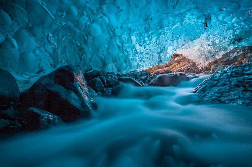 Fototapeta na zeď Grotto di ghiaccio azzurro con ruscello sottostante islanda europa