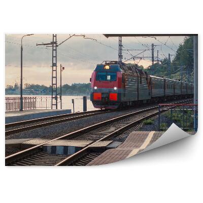 Samolepící fototapeta Osobní vlak železniční koleje město nástupiště