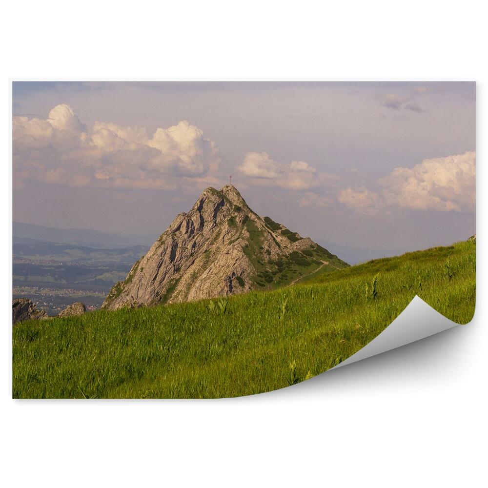 Fototapeta Giewont tráva nebe mraky Tatry domy pohled