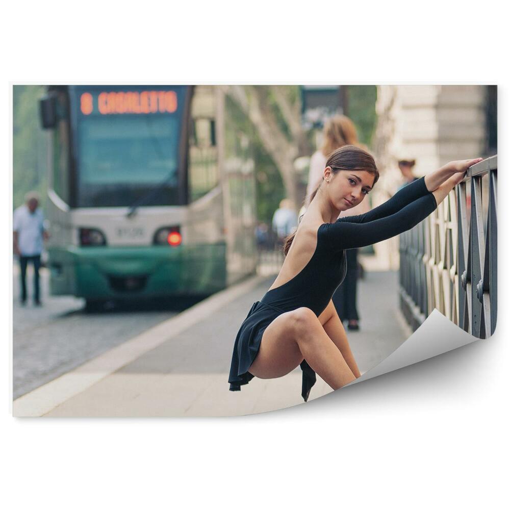 Fototapeta Mladá baletka v centru města tančí venku
