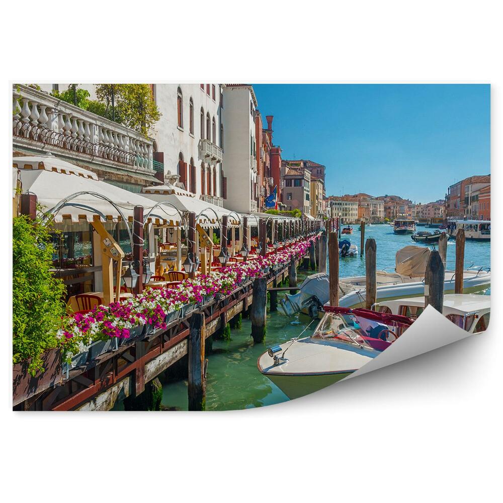 Samolepící fototapeta Benátky pohled květiny rostliny lodě modrá