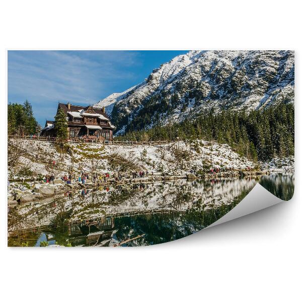 Fototapeta Morskie Oko hory sníh lidé stromy jehličnaté nebe mraky chata Tatry