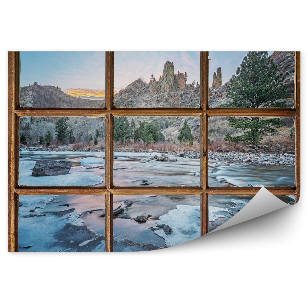 Samolepící fototapeta Staré okno s výhledem na hory a zamrzlý potok