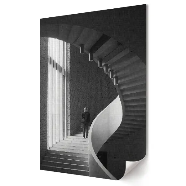 Plakát na zeď s motivem točitého schodiště v monochromatickém stylu