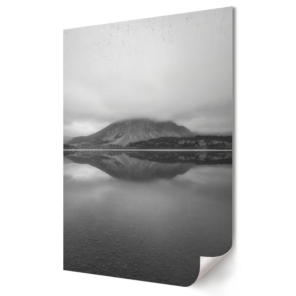 Moderní grafika na plátně Ticho horského jezera v monochromatickém režimu