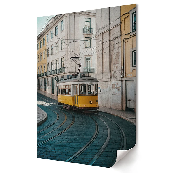 Obraz na plátně Zlatá tramvaj v úzké ulici