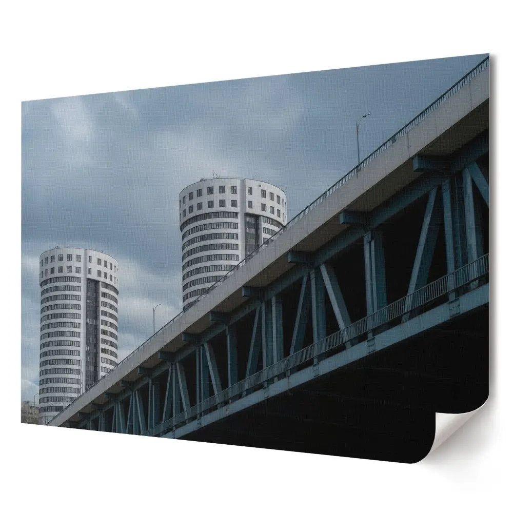 Plakát s fotografií moderní architektury pod mraky