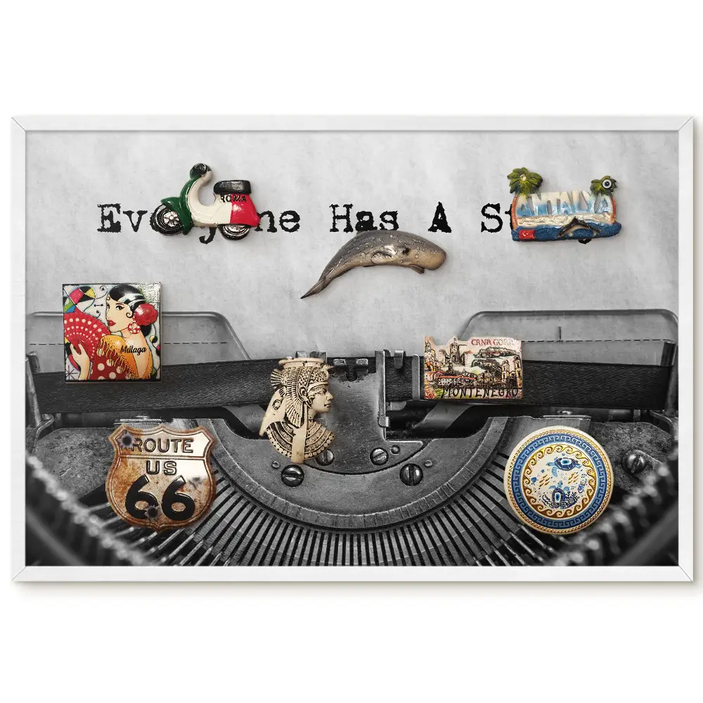 Magnetická nástěnná tabule v bílém rámu s motivem retro psacího stroje