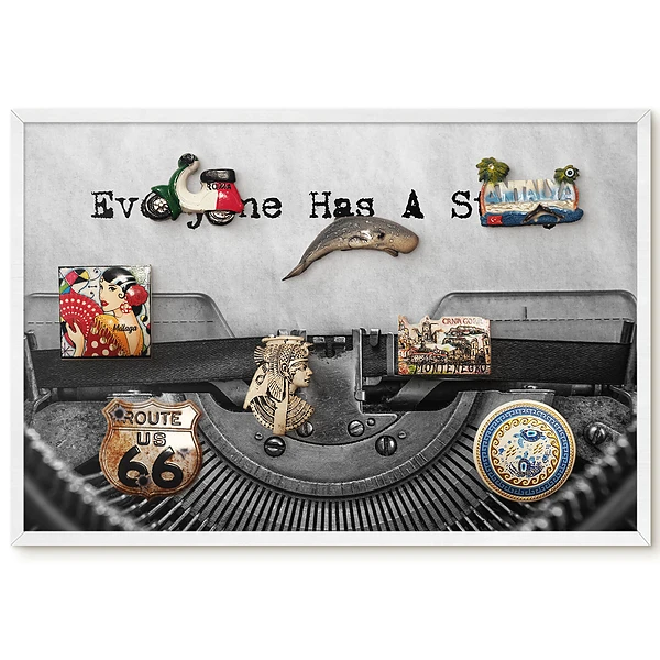 Magnetická nástěnná tabule v bílém rámu s motivem retro psacího stroje