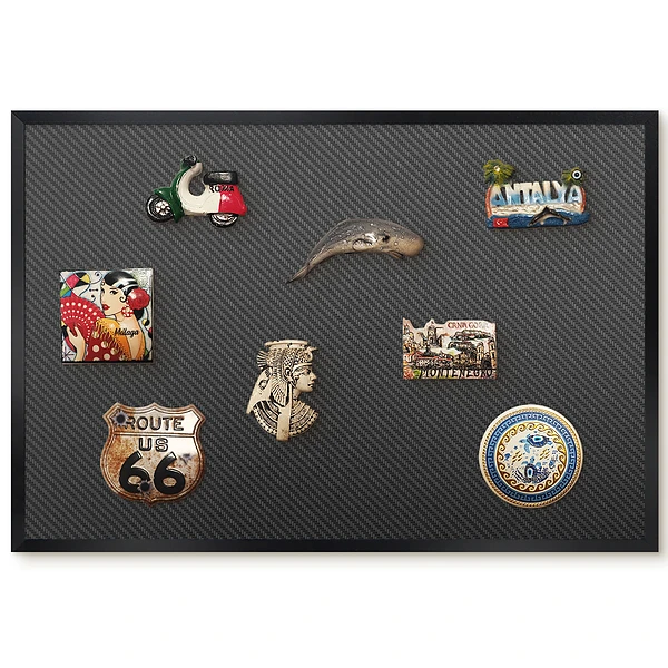 Nástěnná magnetická tabule s jemným vzorem na tmavém pozadí