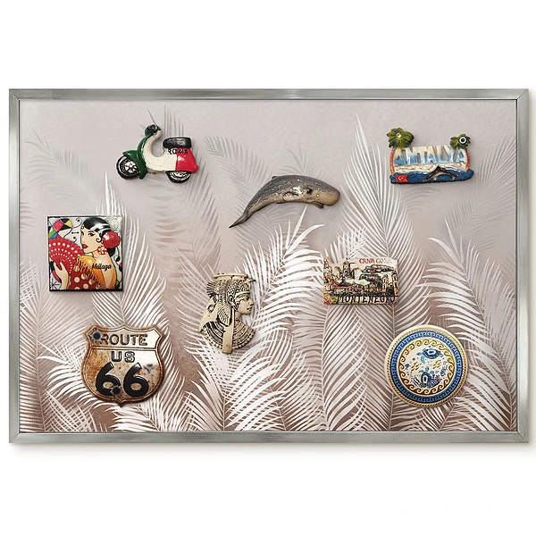 Magnetická tabule na ledničku v stříbrném rámu s motivem jemných bílých listů na béžovém pozadí