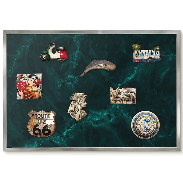 Magnetická tabule na ledničku ve stříbrném rámu se zeleným mramorovým motivem
