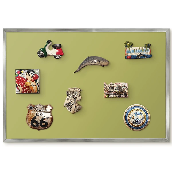 Magnetická tabule na lednici ve stříbrném rámu s minimalistickým zeleným vintage pozadím