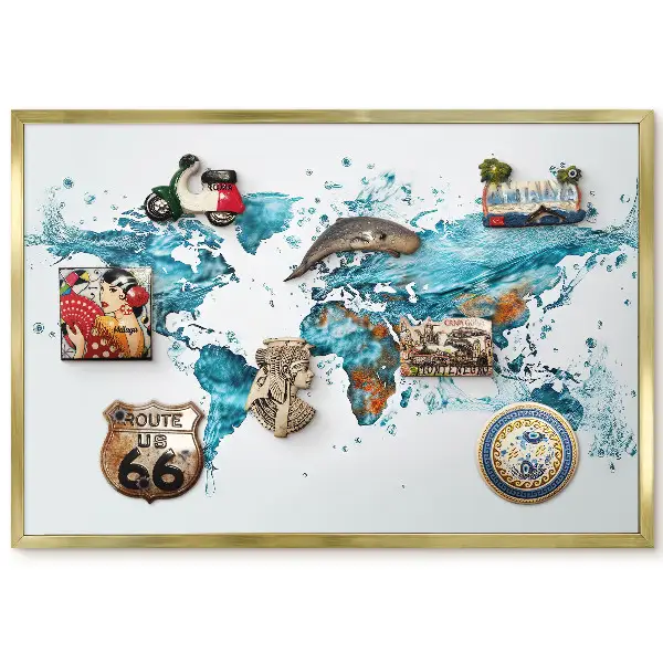 Magnetická tabule v zlatém rámu s motivem mapy světa na textuře tyrkysové vody