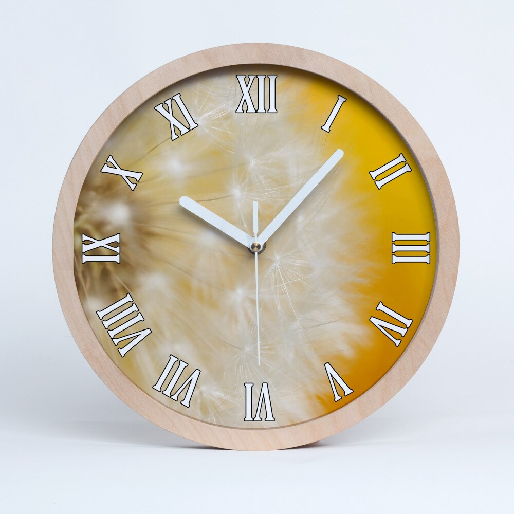 Dřevěné hodiny s fotkou Foukačka na žlutém pozadí