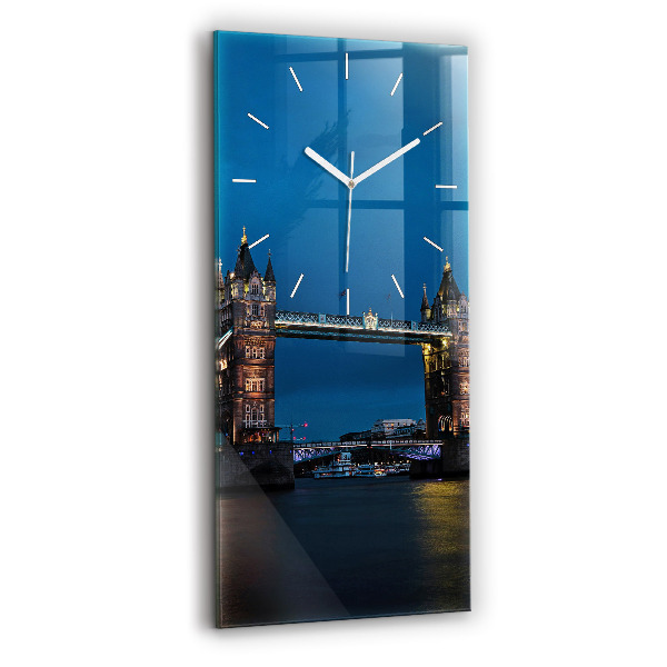 Vertikální hodiny na skle Tower Bridge Londýn v noci
