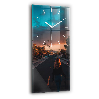 Vertikální hodiny na skle Žena na silnici