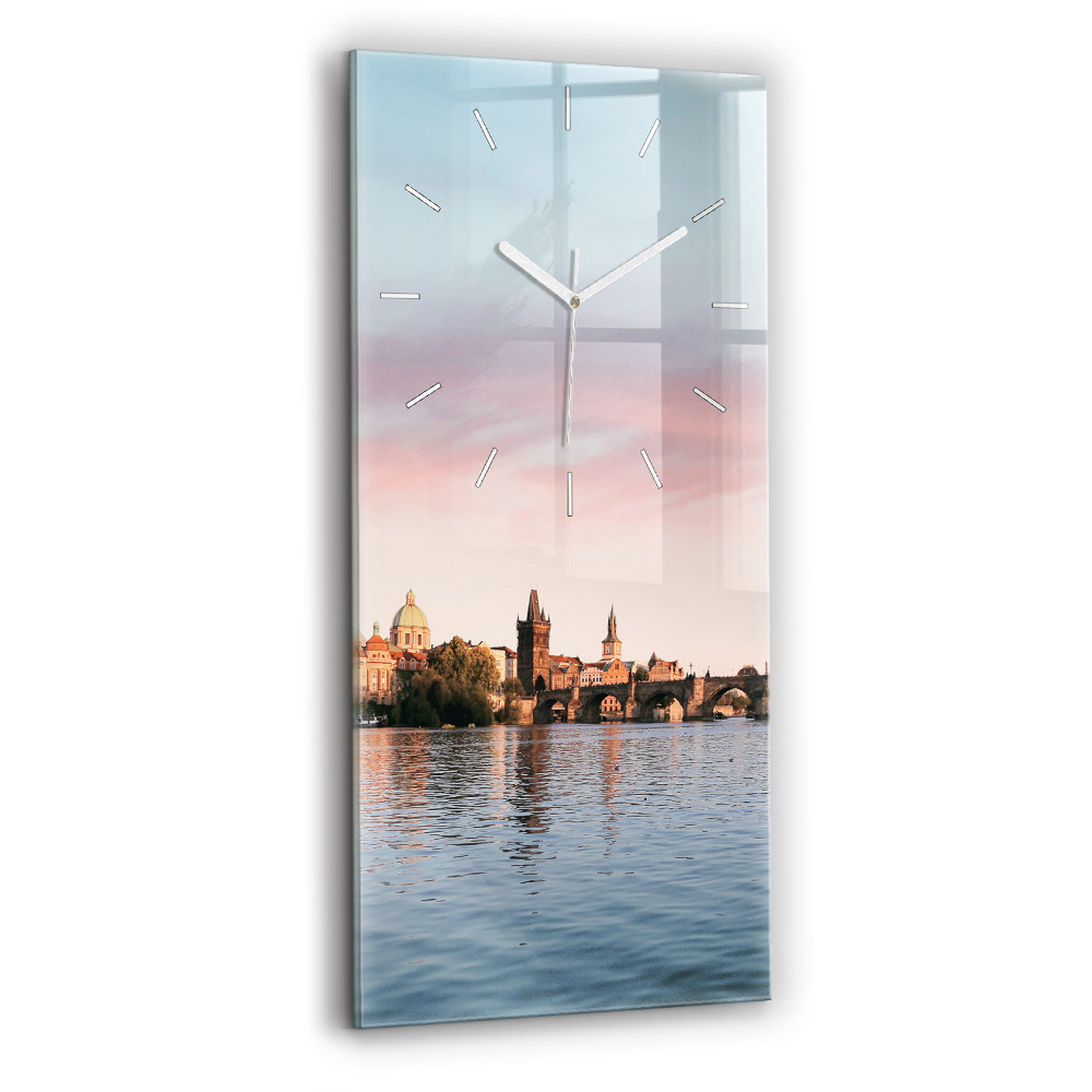 Vertikální hodiny na skle Karlův most v Praze
