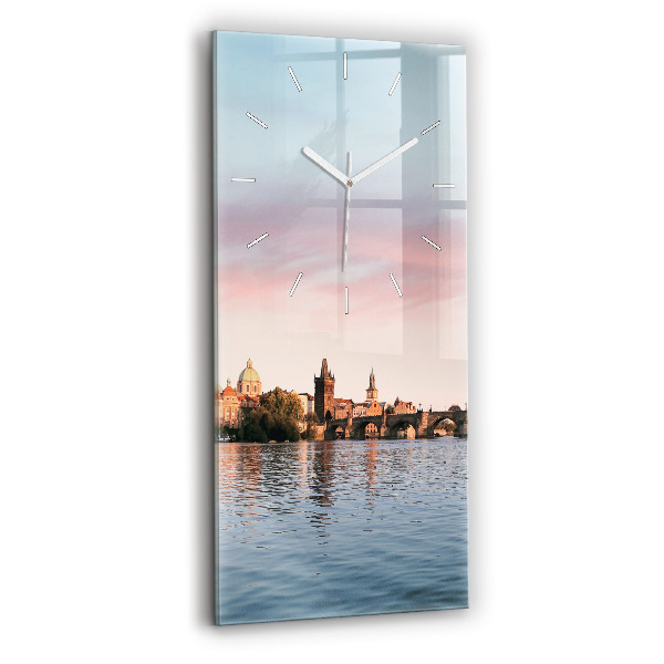 Vertikální hodiny na skle Karlův most v Praze