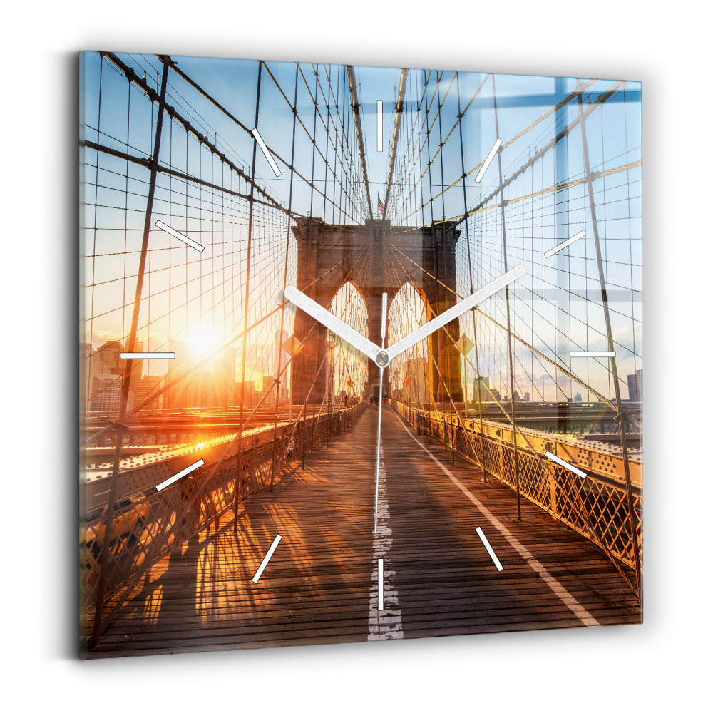 Hodiny na skle čtvercové Brooklynský most v New Yorku